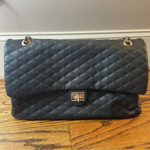 Oversized Elegant Black Quilted Shoulder Bag with turnlock - Picture 1 of 8